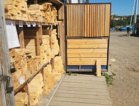 торговые полки с древесиной